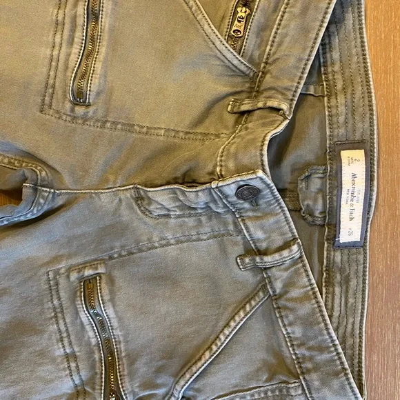 Like New women’s Abercrombie khaki green stretch jeggings size 2 - Picture 2 of 4